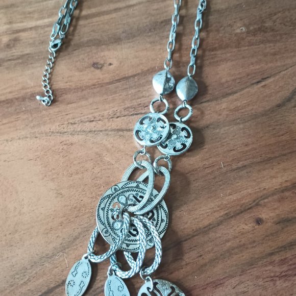 silver toned necklace - Picture 4 of 5